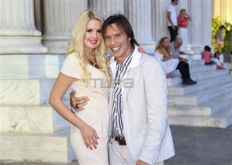 Ο στράτος τζώρτζογλου κατάφερε να ξεσηκώσει το τηλεοπτικό κοινό με τα γέλια του, τις πλάκες του αλλά και τις σοφές κουβέντες του, όταν μπήκε στη φάρμα. Στράτος Τζώρτζογλου: Στο Ζάππειο αγκαλιά με την 25 χρόνια ...