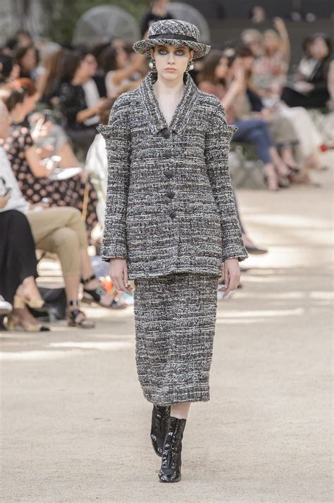 Now, karl lagerfeld brings his unique vision of parisian chic to america: Défilé Chanel haute couture : Karl Lagerfeld s'offre la ...