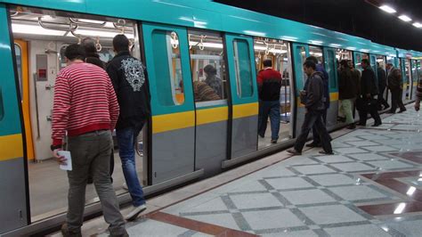 Vendredi 16 avril 2021, une vidéo postée sur instagram dans laquelle une femme est poussée dans les escaliers d'une bouche de métro par un inconnu a été visionnée plusieurs milliers de fois. Egypte: deux fausses bombes dans le métro du Caire