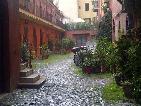 Dal lavoro in fabbrica alle fabbriche di culture. Quartiere San Lorenzo - Roma a piedi