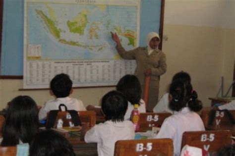 Kreativitas guru dan inovasi pembelajaran menjadi bagian penting dalam proses pembelajaran di kelas, agar pembelajaran dapat mencapai tujuan yang diharapkan. Gambar Guru Yang Sedang Mengajar Di Kelas - Cara Mengajarku