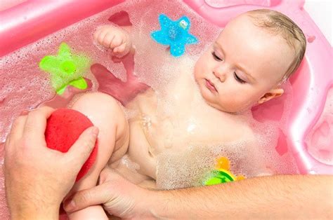 There are many different techniques for bathing baby and making bath time enjoyable and effective for both your baby and you. How Often To Bathe A Newborn In 9 Best Conditions 👶 ...