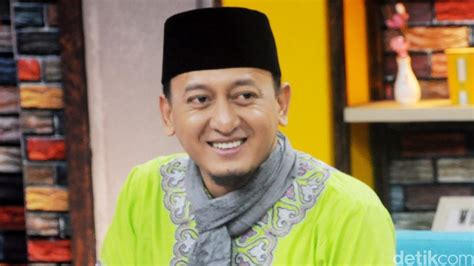 Ustad zacky mirza berharap ayus sabyan dan nissa sabyan menjelaskan kegaduhan sejak beberapa hari terakhir. Zacky Mirza Alami Musibah Dalam Perjalanan Dakwah