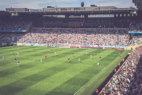 Aficionados del malmö ff en un partido en el swedbank stadion. Swedbank Stadion Malmö, Malmö FF - AIK Solna - FLUTLICHTFIEBER