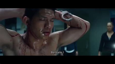 Kerjasama keduanya berlanjut lewat film the raid (2012) dan the raid 2 (2014). FILM MILE 22 "IKO UWAIS" full video_(sub-indo) - YouTube