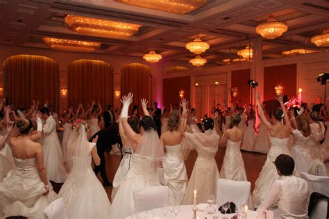 Noch einmal im hochzeitskleid tanzen, sich neu verlieben. Brautkleiderball International - Galaball: Rückblick ...