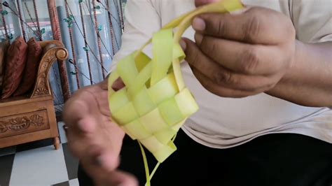 Itulah tips menganyam dan menyimpan ketupat lebaranmu. CARA ANYAM KETUPAT BAWANG - YouTube