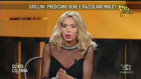 Nel corso della rubrica fatti e rifatti, la conduttrice è stata messa sotto la lente di ingrandimento e l'esito sarebbe stato per lei del tutto inaspettato. Fatti e rifatti - Striscia la notizia Video | Mediaset Play