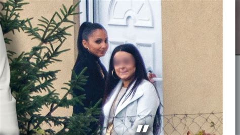 Její kariéra začala v roce 2002, poté, co ji objevil hledač talentů bodi guszti. Nótár Mary egy nővel él két éve | nlc
