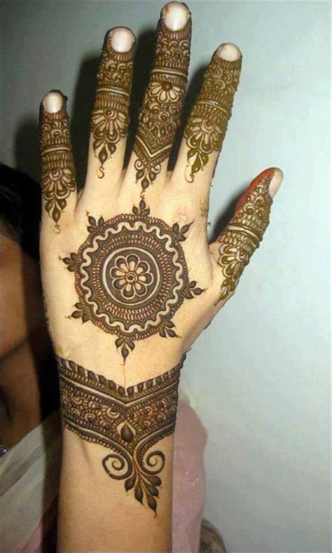 Cara memakai henna di tangan sendiri. model henna tangan simple