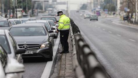 Εντολή για καθολική απαγόρευση κάθε άσκοπης μετακίνησης πολιτών σε όλη την επικράτεια, έδωσε το απόγευμα της κυριακής ο πρωθυπουργός κυριάκος μητσοτάκης. ΑΠΑΓΟΡΕΥΣΗ ΚΥΚΛΟΦΟΡΙΑΣ: Τι αλλάζει - Όλα όσα πρέπει να ...