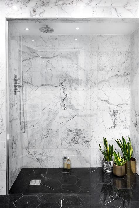 Carrara venato 4×12″ honed looks stunning in this shower. Awesome! Great looking. walk in shower with tub in 2020 ...