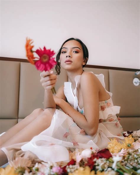 Foto romantis/video romantis akan kami repost. 7 Gaya Foto OOTD Aesthetic ala Influencer Nazla Alifa