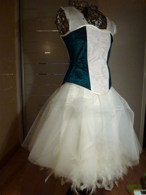 Loin des stéréotypes et des lignes empesées, elle imagine des robes qui ravissent l'âme et magnifient le corps. Robe de mariée pin-up, Au Fil des Nymphes - So We
