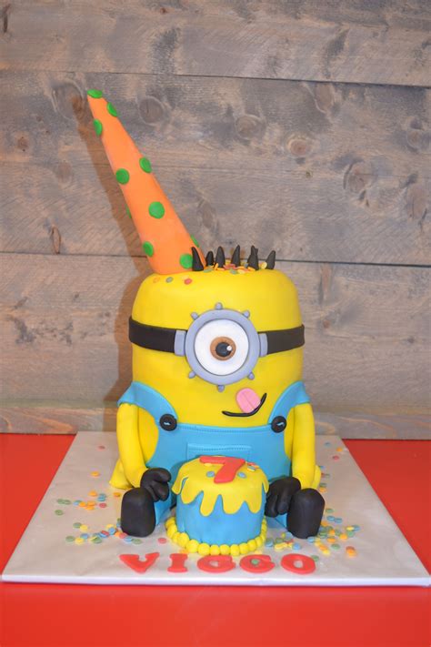 Creative ideas that are simple to use on your homemade baking a cake for a despicable me fan? minion cake 3d | Taart, Cake
