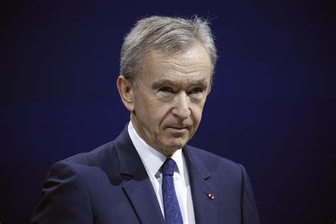 Helene's husband has pledged €200 million to rebuild notre dame after a massive fire ripped through the paris cathedral. Fransman Bernard Arnault is nu de op één na rijkste man ...