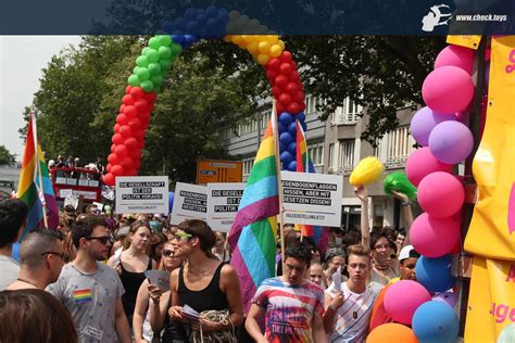 Jedes jahr im sommer versammeln sich tausende menschen in berlin, um den christopher street day hierzu führt ein farbenfroher umzug durch die berliner bezirke tiergarten und schöneberg. CSD Berlin 2016: Bilderserie