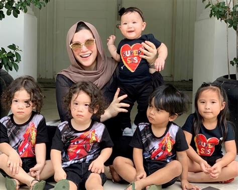 Zizie ezette kongsi video bung moktar solat tahan gelak dikacau anak2. Suka Tengok Datin Sri Zizie Ezette Bergaya SEDONDON Dengan ...