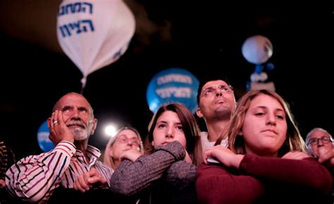 אברמוביץ', שהיה לכוד בעמדת הנהג, לא ידע שמפקדו ושני החיילים. N12 - הרצוג בכיכר: תם פרק ממשלת האחדות