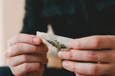 Generally, weed withdrawal symptoms peak during the first week after quitting and begin to improve within two weeks. What is Weed Withdrawal? - Symptoms & How to Cope | Herb ...