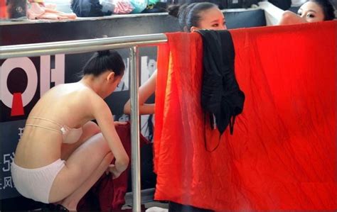 Cewe toge baju ketat jilbobs ajarin cara pakai. Bolabolu: Ngintip SPG ganti baju