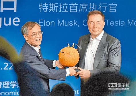 伊隆·馬斯克 （英語： elon musk ，1971年6月28日 － ），有時誤譯為 埃隆·馬斯克 ，是一名出生於 南非 的 美國 企業家 ；他同時具有 南非 、 美國 、 加拿大 國籍，並以 spacex 、 特斯拉汽車 、 paypal （原x.com ）共同創辦人而聞名。. 登陸設廠有望 馬斯克肯定會笑 - 中時電子報