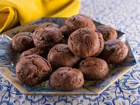 Put a portion of the dough into a cookie press fitted with the star tube and press the dough onto a cookie sheet in long. Trisha Yearwood Cookies And Cream Fudge - Chocolate Fudge ...