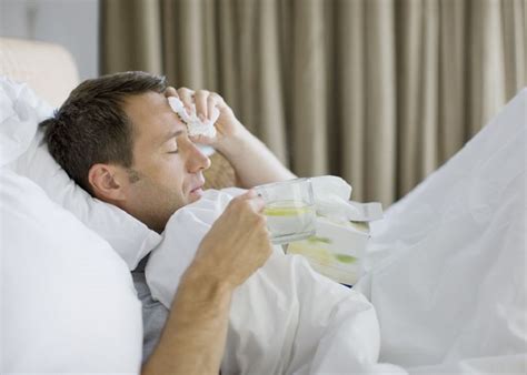 Salah satu cara mudah mendinginkan suhu di sekitar tempat tidur adalah dengan meletakkan botol berisi air dingin. Cara Mudah Atasi Pilek dan Bersin saat Bangun Tidur di ...