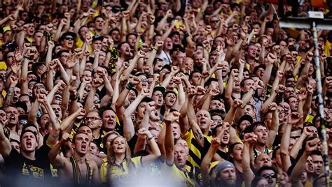 25000 fans can pack into this part of the club's westfalenstadion and. The Yellow Wall | Borussia Dortmund - SoccerBible