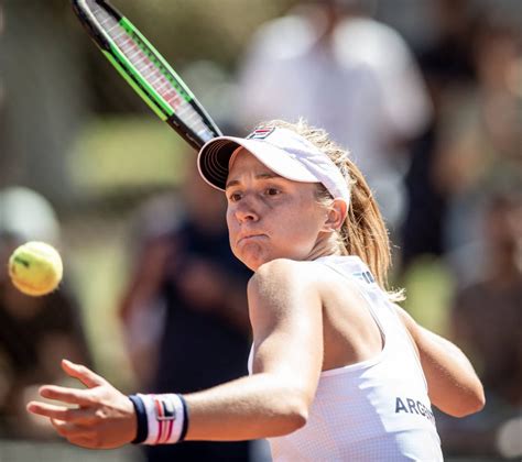 Nadia natacha podoroska (born 10 february 1997) is an argentine professional tennis player. La rosarina Nadia Podoroska se acerca al cuadro principal de Roland Garros - DeporFe.com