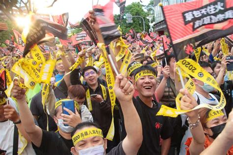 2021年02月18日 台灣民政府 公告： 關於天皇陛下2月23日誕生日之祝賀活動 因今年中國武漢肺炎擴大情形 東京等地區尙處緊急狀態宣言下 宮內庁已宣. 台灣民意基金會民調》罷韓成功後民進黨支持度大跌13個百分點 游盈隆：從雲端掉落地面-風傳媒