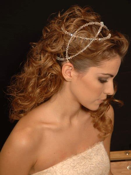 Read me/explanations greek goddess hairstyles tutorial on today's tutorial i show you three cute simple greek goddess hairstyles for special. Romantisch zacht bruidskapsel vastgezet met een haarstukje
