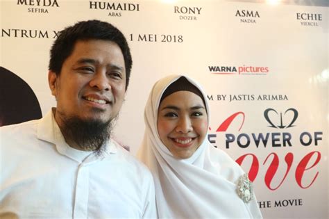 Oki setiana dewi adalah seorang aktris, penulis, moyivator muslimah dan desainer yang berasal dari indonesia. 212 The Power Of Love, Film Perdana Oki Setiana Dewi di ...