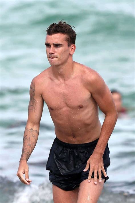 De son salaire à son parcours et son palmarès, découvrez ce que vous devez. Antoine Griezmann Shirtless On Holiday | Fit Males ...