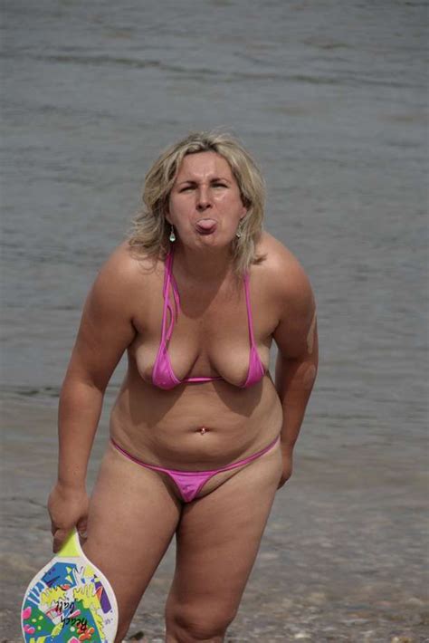 Le 13 juin 2017, 13 h 56 min. Une mature blonde joue sur la plage avec son mini bikini ...