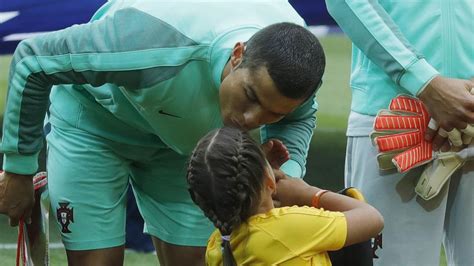 Cristiano ronaldo so gross sind seine vier kinder schon. Liebevoller Ronaldo: Einlauf-Mädchen bekommt ein Küsschen ...