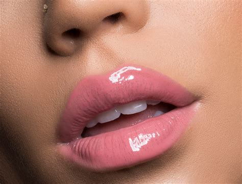 Gloss and lips фф. Блеск для губ. Губы с блеском для губ. Розовый блеск для губ. Глянцевые губы.