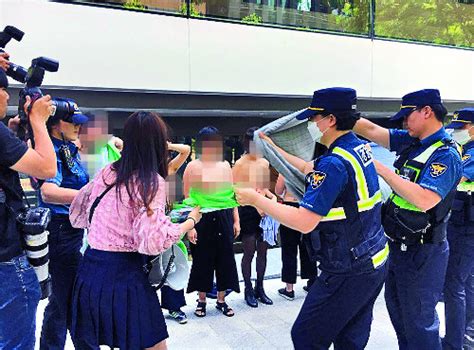 진지하게 2030들 국민연금 거부시위 해야됨 24 '상의탈의 시위'가 처벌 대상이 아닌 이유… '불쾌감'의 기준은 ...