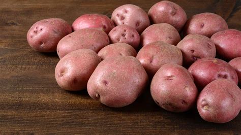 Pulire e tagliare a cubetti le patate, disporle in una teglia di alluminio oliata abbondantemente e infornarle a 200° per 30 minuti. Patate rosse al forno con buccia | ARMONIE DEL SUD