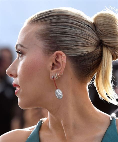 Przełomowe okazały się dla niej role w manny i lo z 1996 roku, gdzie zagrała pierwszą główną rolę oraz w zaklinaczu koni z 1998 roku. scarlett johansson ear piercings - Google Search ...