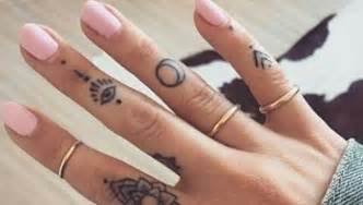 Malé tetování tetování prstů roztomilé tetování. POZOR: Proč byste si nikdy neměli nechat dát tetování na ...