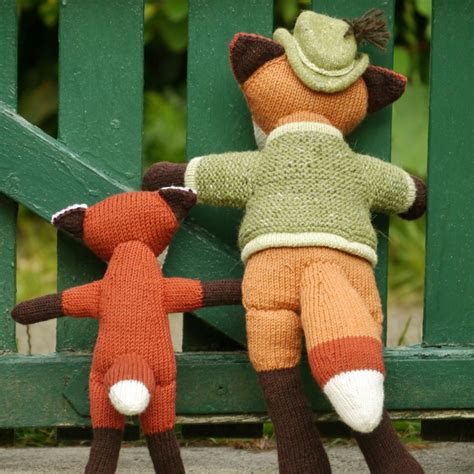 Ob schaf, igel oder ente, das stofftier ist unentbehrlich. XAVER der bayerische Fuchs | Fuchs, Stricken in runden ...