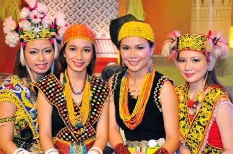 Perayaan yang popular di sarawak dikenali sebagai perayaan gawai dayak. domba2domba: Video "12 Kaum Pribumi di Sabah dan Sarawak ...