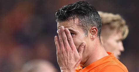 Tomlinson kon de wedstrijd niet afmaken en moest gewisseld worden: Pierre van Hooijdonk brands Robin van Persie an "a******e ...