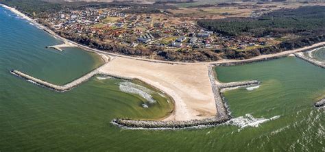 Otoczona z jednej strony gęstymi lasami , a z drugiej strony od morza, wysokimi klifami, które na odcinku 2 kilometrów. Atrakcje | Ośrodek w Jarosławcu Holiday Home