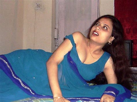 South indian actress anasuya bharadwaj latest photoshoot stills in black saree. Hot Girls Of World: Desi Aunty Hot Saree Slip Deep Cleavage Show photo