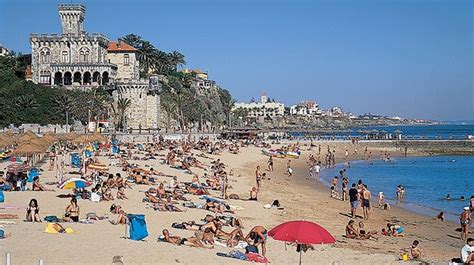 Ninguém é apenas mais um Praia do Tamariz | www.visitportugal.com