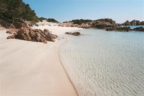 Die bucht ist komplett abgeschirmt anfrage fuer infos. Spiaggia Rosa (rosa Strand) Stockfoto - Bild von golf ...