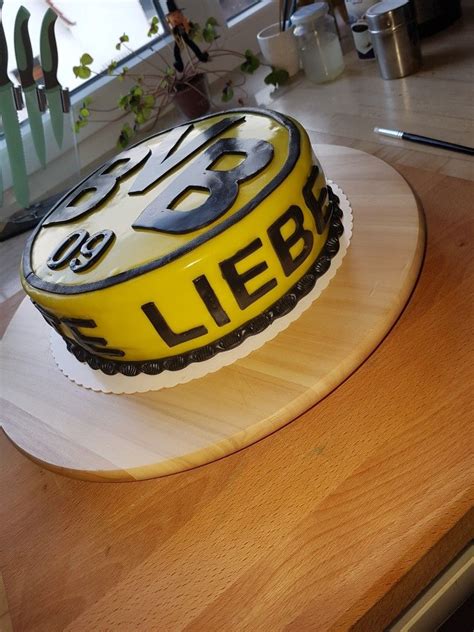 Anschließend den kuchen aus der form lösen und auf einem kuchengitter vollkommen auskühlen lassen. Pin von mandy boe auf bvb torte | Bvb torte, Kuchen, Torten