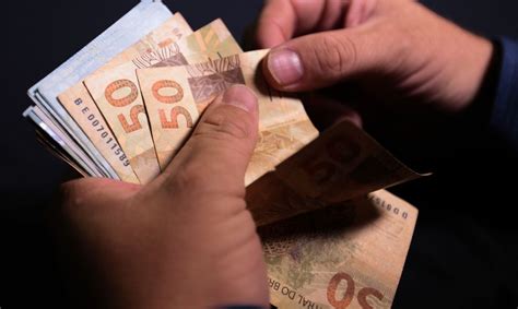 Comenzó el debate por el salario mínimo en colombia: Sem aumento real, Governo propõe salário mínimo de R$ 1.088 em 2021